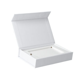 Geschenkbox in weiß, geöffnet. Ideal für alle Goldbarren Anlage Gold von 1g bis 5g.