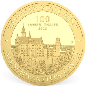Eine Nahaufnahme der Vorderseite des 100 Bayern Thaler Goldmünzstücks, das das Schloss Neuschwanstein darstellt. Die Aufschrift am Rand lautet "Bavarian State Mint" und "Neuschwanstein Castle". Dieses Münzstück besteht aus einer vollen Feinunze Gold. 1 Unze Feingold.