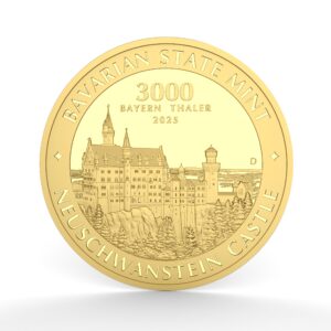 Eine Ansicht der Vorderseite der massiven Gold Münzstücks "3000 Bayern Thaler", auf der das Schloss Neuschwanstein detailreich abgebildet ist. Am oberen Rand ist der Text "Bavarian State Mint" zu sehen, am unteren Rand "Neuschwanstein Castle". Diese 1 KG schwere Gold Münzstück ist eine exklusive Kapitalanlage und ein beeindruckendes Sammlerstück.