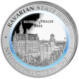 1/2 Bayern Thaler vor weißem Hintergrund. Der Thaler ist in Silber, dazu ein blau-weißer Polymerring. Als Motiv ist das Schloss Neuschwanstein zu sehen.