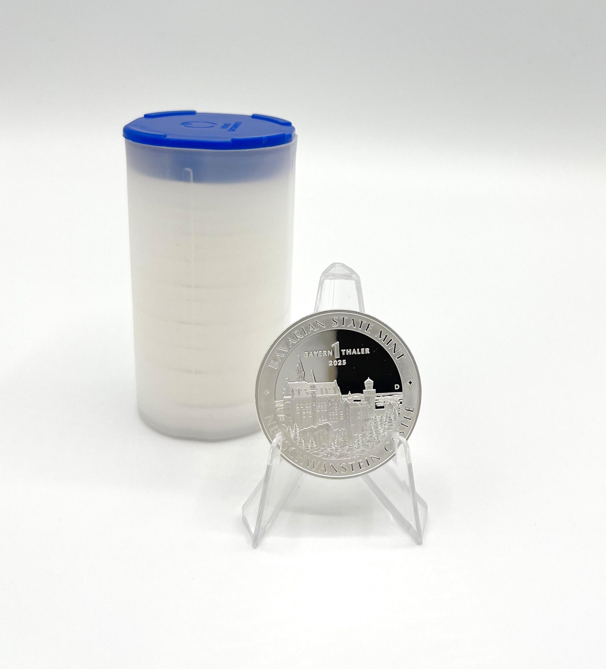 1 Unze Silbe Bayern Thaler steht vor einem Tube voll mit Bayern Thaler in einem weißen Hintergrund