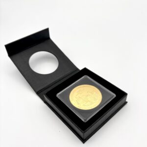 Schwarzes Etui Quadro vor weißem Hintergrund. Mit Sichtfenster. Geöffnet, befüllt mit einem Gold Bayern Thaler.